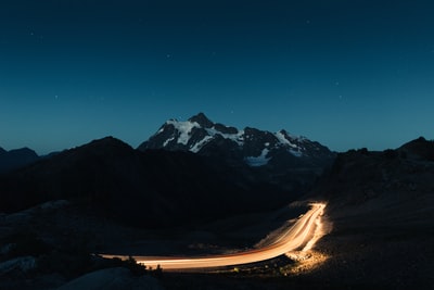 冰雪覆盖下的山蓝nightime天空
